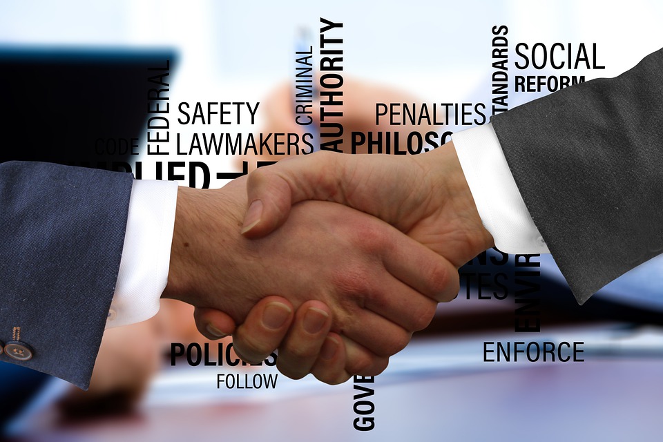 shaking-hands-3205463_960_720.jpg